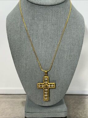 Gold Cross Pendant Necklace - Elegant Women's Jewelry